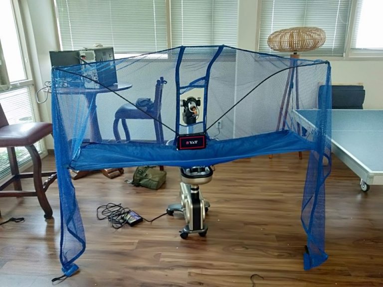 Máy và lưới thu lắp với bàn trong ảnh nguồn