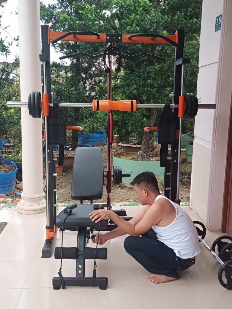 Ảnh gallery khung gánh tạ K8 ở góc nhìn khác minh họa thiết bị sử dụng cho bài Squat có kháng lực