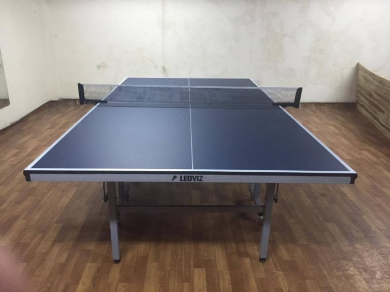 Bàn bóng bàn mở trong một căn phòng