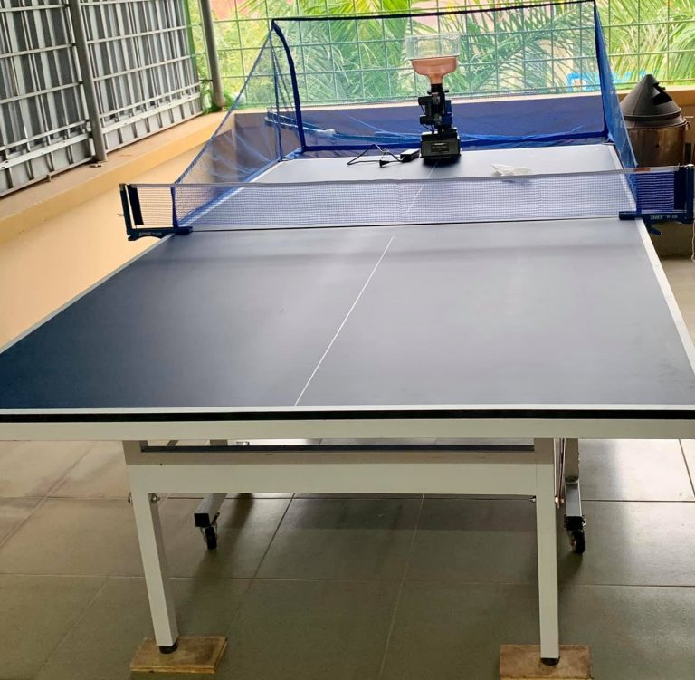 Máy khay nạp đặt ở đầu bàn bóng bàn