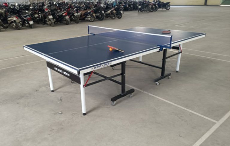 Bàn bóng bàn mở trên nền phẳng