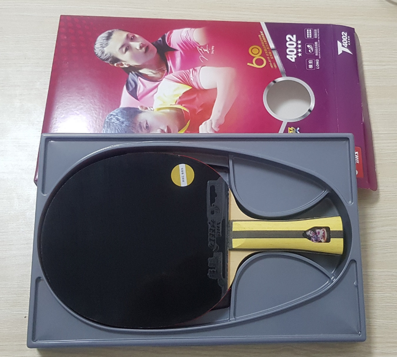 Mặt vợt được làm từ cao su