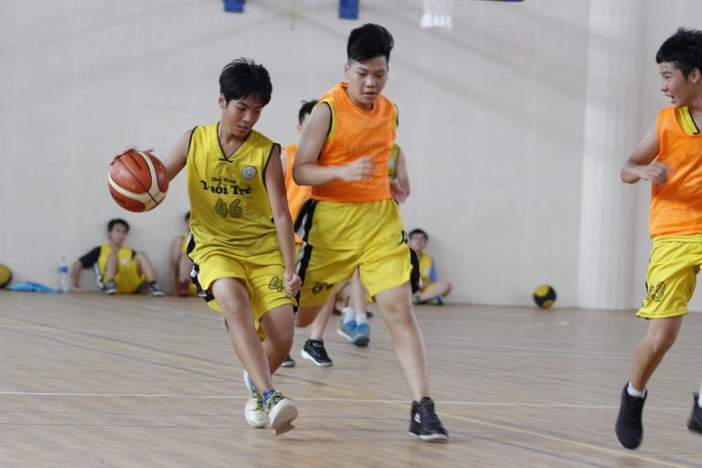 Minh họa khái niệm chạy chỗ trong bóng rổ