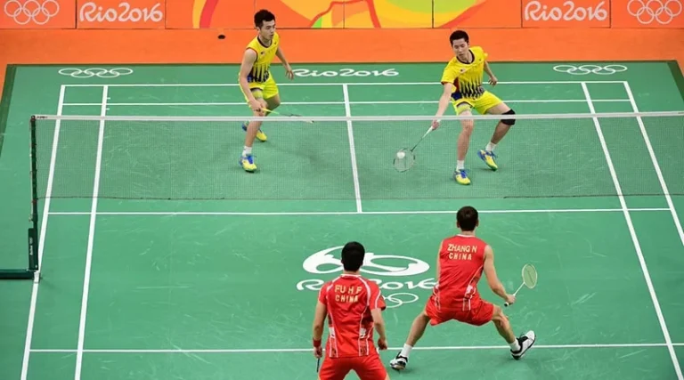 Minh họa bốc thăm chọn quyền giao cầu và đầu sân trước trận đánh đôi