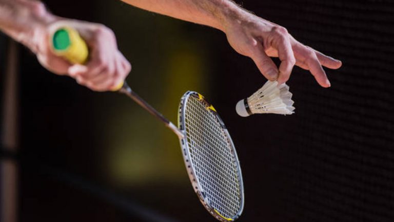 Tình huống giao cầu trong thi đấu cầu lông đánh đôi