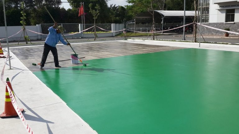 Thi công hoàn thiện mặt sân cầu lông bằng hệ sơn Acrylic