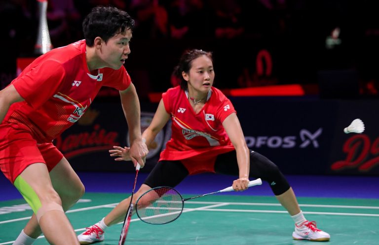 Chơi cầu lông cùng bạn bè để duy trì thói quen vận động