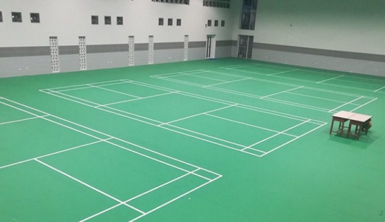Bề mặt thảm sân cầu lông cần được đánh giá cùng với điều kiện nền và độ bám