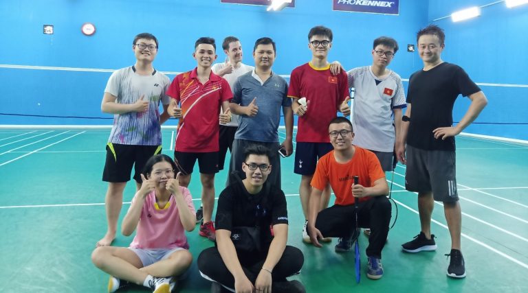 Hoạt động chơi cầu lông trong môi trường thể thao