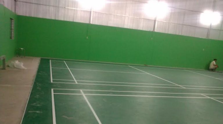 Hình minh họa mặt sân cầu lông và vật liệu trải sân trong bài viết gốc