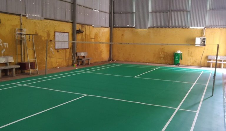 Hình minh họa sân cầu lông và tiêu chí lựa chọn vật liệu mặt sân