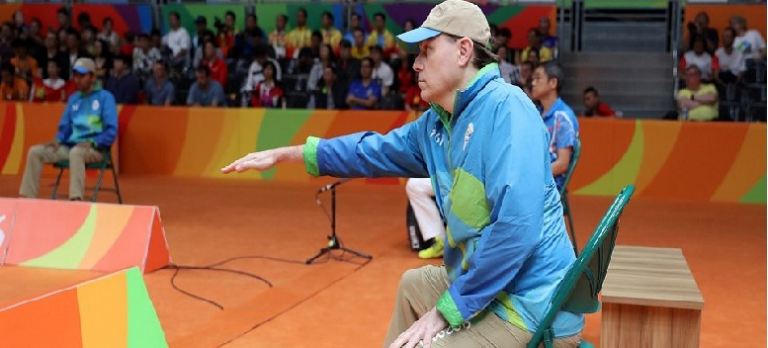 Minh họa ký hiệu của trọng tài giao cầu khi phát hiện lỗi vị trí chân