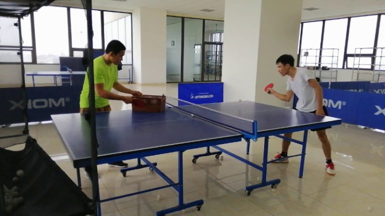Bàn bóng bàn được dùng trong nhà