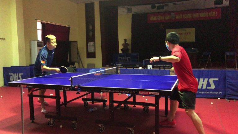 Hai người luyện ở hai phía bàn