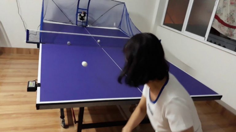 Người chơi tập tại bàn trong nhà