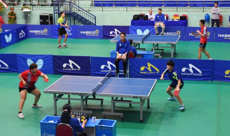 Các bàn bóng bàn trong không gian thi đấu