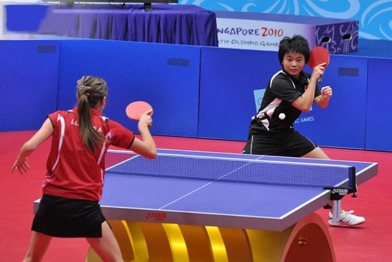 Hai người chơi tiếp một loạt bóng