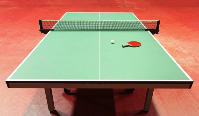 Bàn bóng bàn với mặt xanh và lưới ở giữa