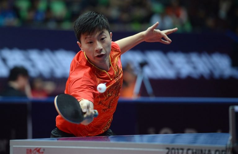 Người chơi đưa vợt phía thuận khi bóng tới