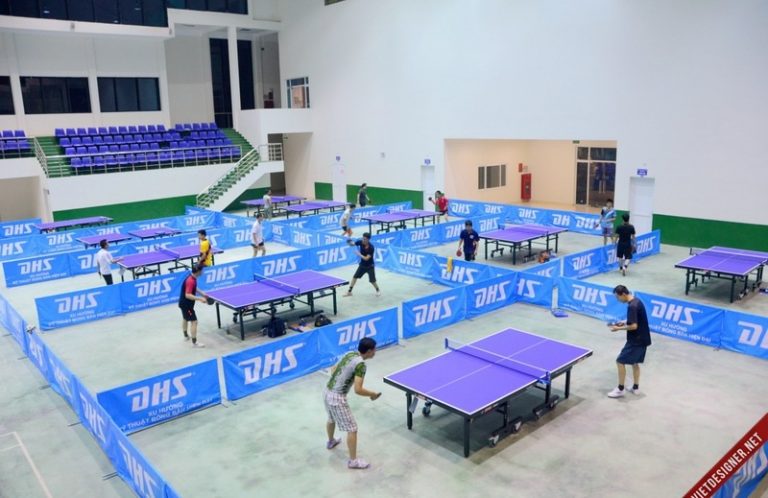 Không gian có nhiều bàn và vùng thi đấu