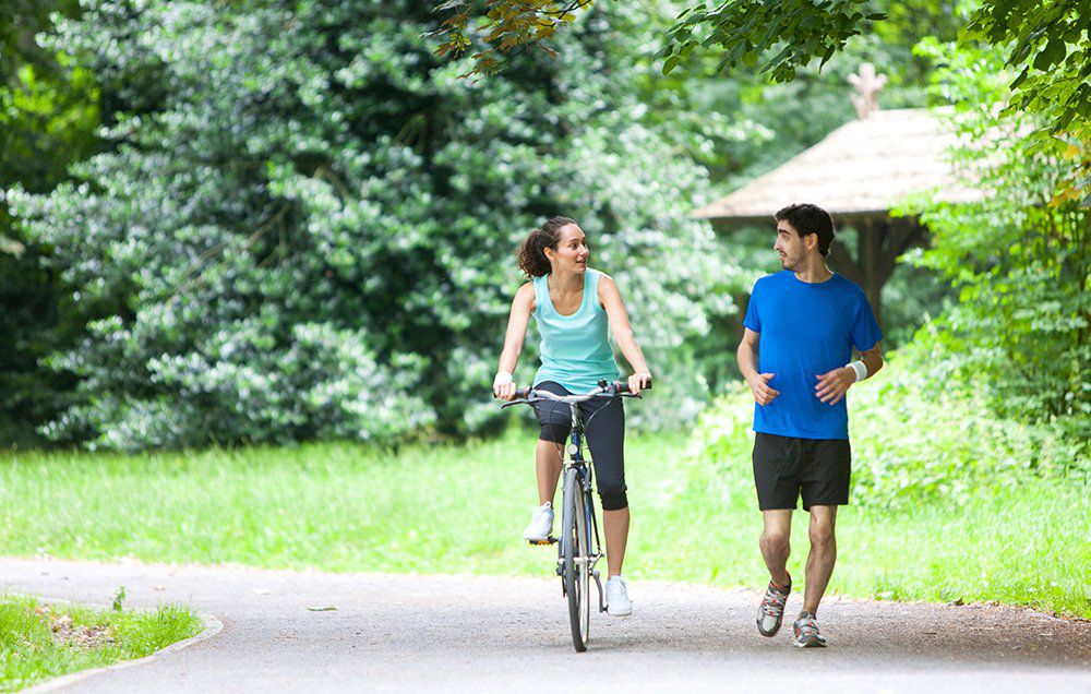So sánh hai phương pháp: Đi bộ hay đạp xe giảm cân nhanh hơn?