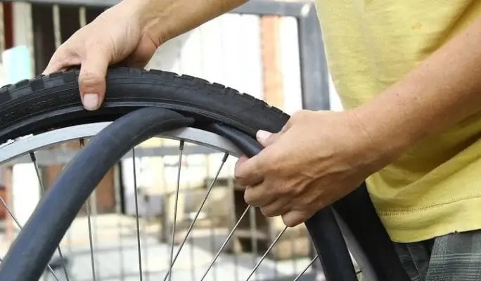 Ông giáo già hơn 10 năm sửa xe đạp cũ tặng học sinh nghèo