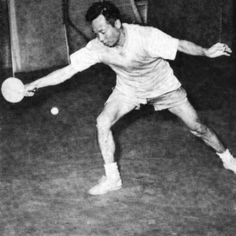 Di ảnh cụ Mai Văn Hòa đang đánh bóng bàn Di ảnh cụ Mai Văn Hòa đang đánh bóng bàn