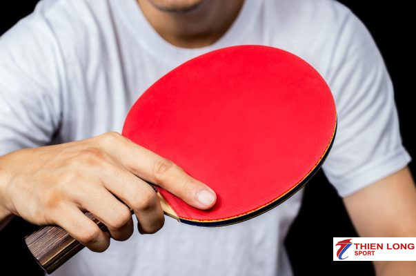 Vì sao mặt vợt mềm thường được dùng cho bên trái tay