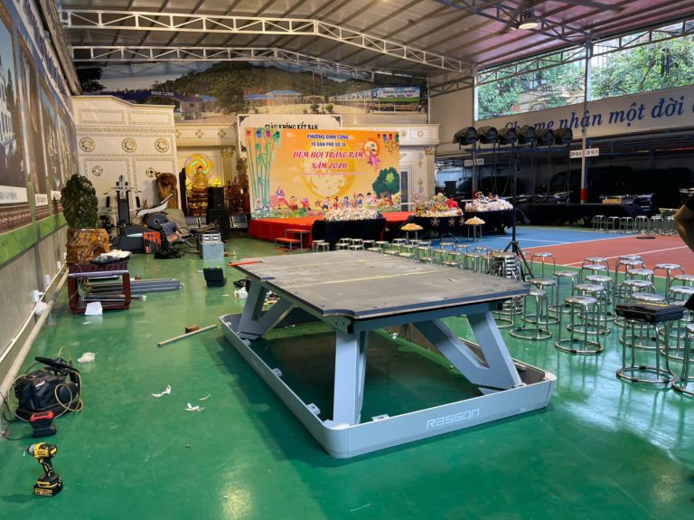 Không gian câu lạc bộ với bàn Pool và nhiều người ở các khu vực chơi