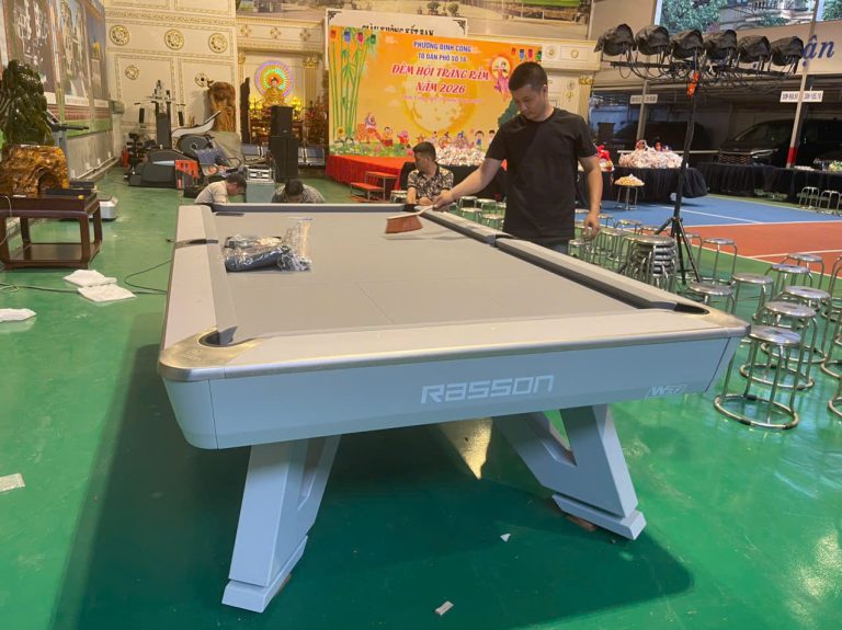 Người chơi cầm cơ bên bàn Pool mặt vải xám trong câu lạc bộ