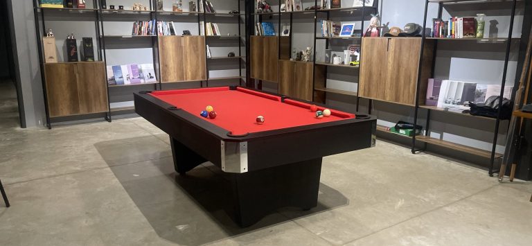 Bàn Pool có lỗ với mặt vải đỏ trong phòng