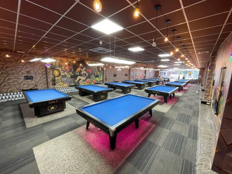 Nhiều bàn Pool mặt vải xanh trong câu lạc bộ có ánh sáng và trang trí hiện đại