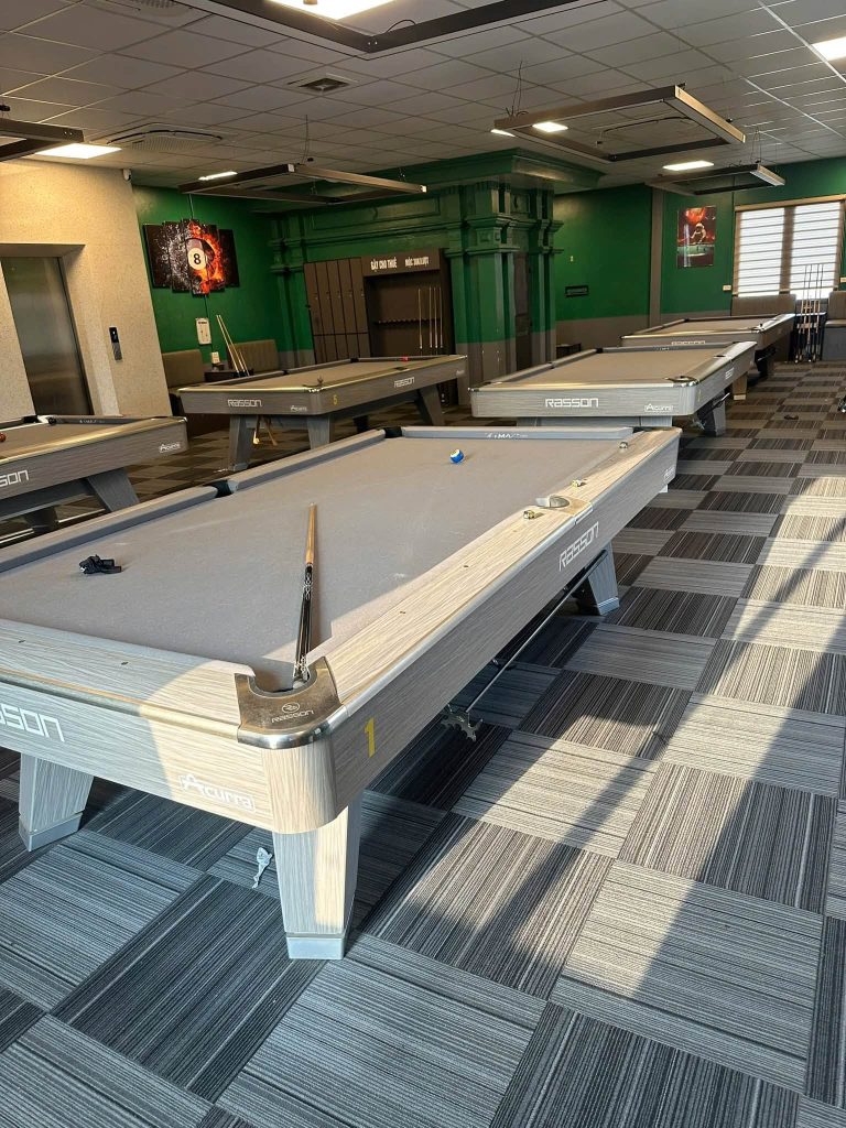 Các bàn Pool được bố trí trong phòng chơi