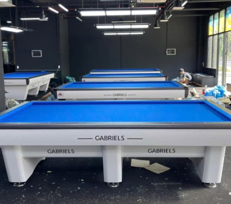 Bàn bida 3 băng nội địa kiểu Gabriels với mặt nỉ xanh dương trong phòng Carom