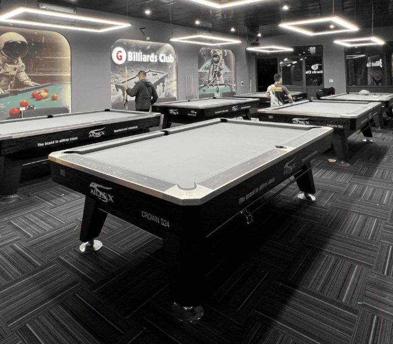 Góc nghiêng toàn bàn Pool Aileex Crown S24 nhập Trung trong khu vực trưng bày