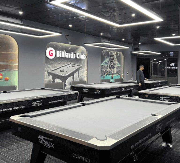 Bàn bida Pool Aileex Crown S24 màu đen trong không gian có nhiều bàn chơi