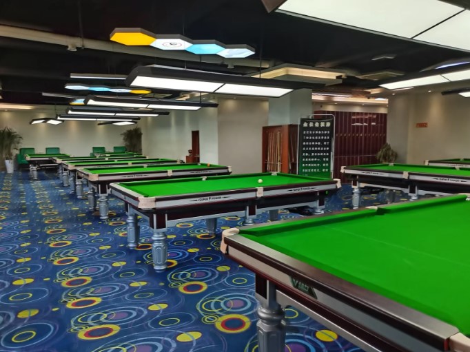 Bàn Snooker khung gỗ 9ft được bố trí trong không gian phòng bida