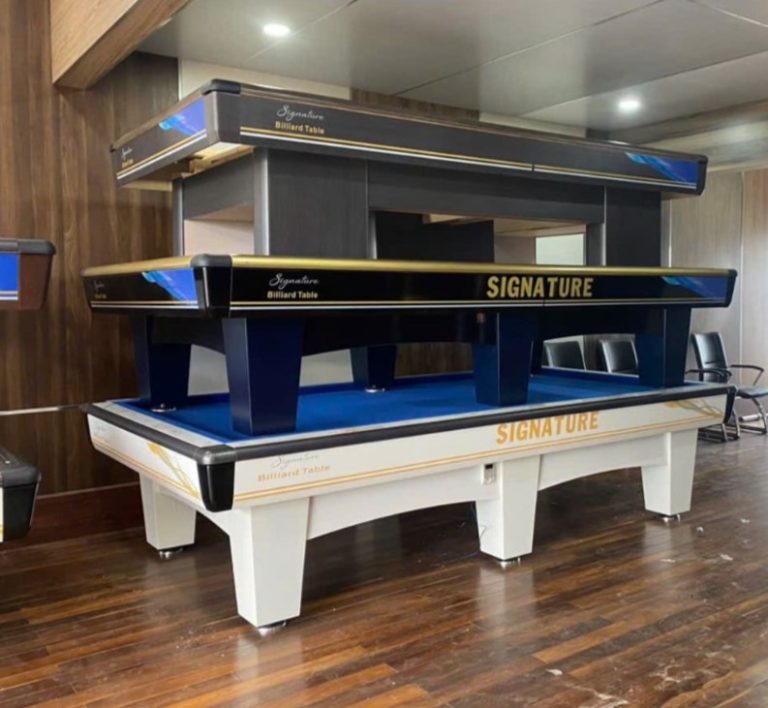 Bàn bida Carom 3 băng kiểu Signature với mặt nỉ xanh dương và chân sáng màu