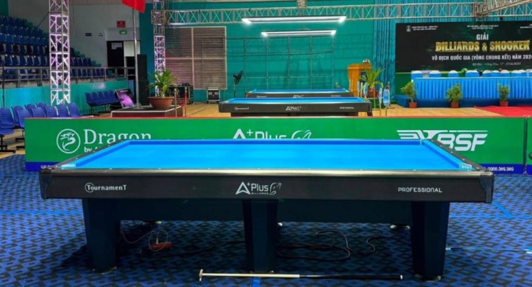 Bàn Aplus Carom Gen 2 nhìn từ đầu bàn với mặt nỉ xanh và hệ thống chân đỡ