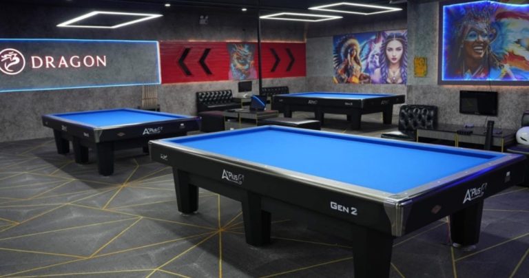 Bàn bida 3 băng Aplus Gen 2 trong khu vực có nhiều bàn Carom mặt nỉ xanh