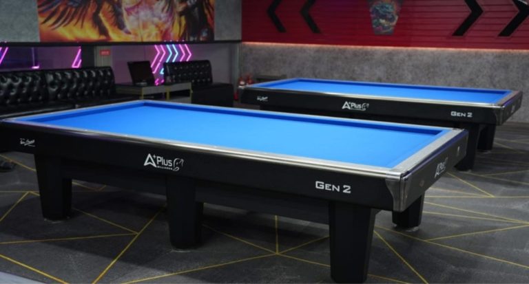 Bàn Aplus Carom Gen 2 nỉ xanh dương trong phòng bida có hệ thống đèn phía trên