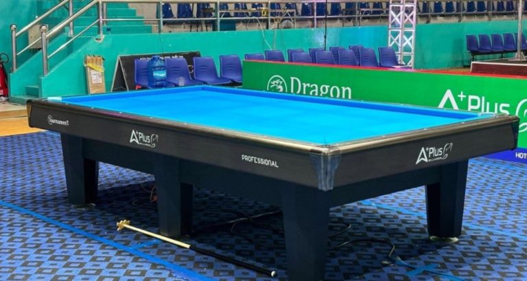 Bàn bida 3 băng Aplus Carom Gen 2 mặt nỉ xanh dương đặt trong phòng chơi