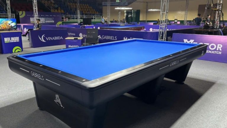 Bàn bida Gabriels Rafale 2.0 mặt nỉ xanh dương trong phòng Carom 3 băng