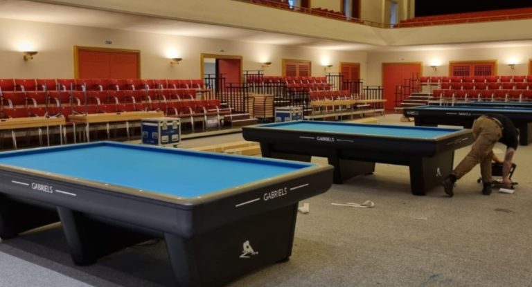 Bàn bida Gabriels Rafale 2.0 màu đen nỉ xanh trong phòng có nhiều bàn Carom