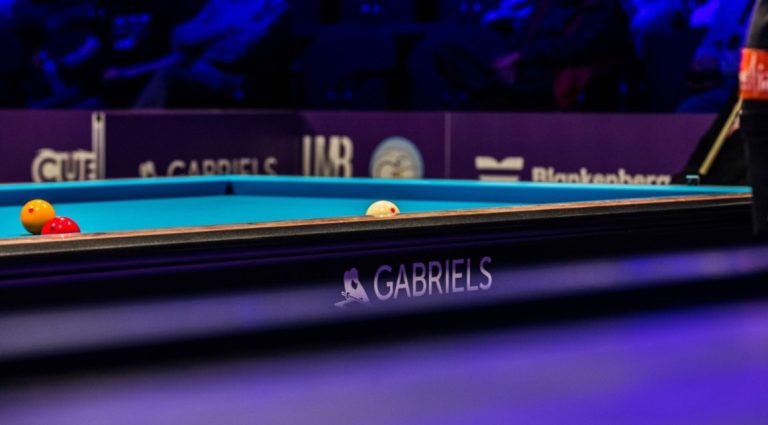 Bàn bida 3 băng Gabriels Rafale 2.0 nhìn ngang trong phòng có đèn trang trí