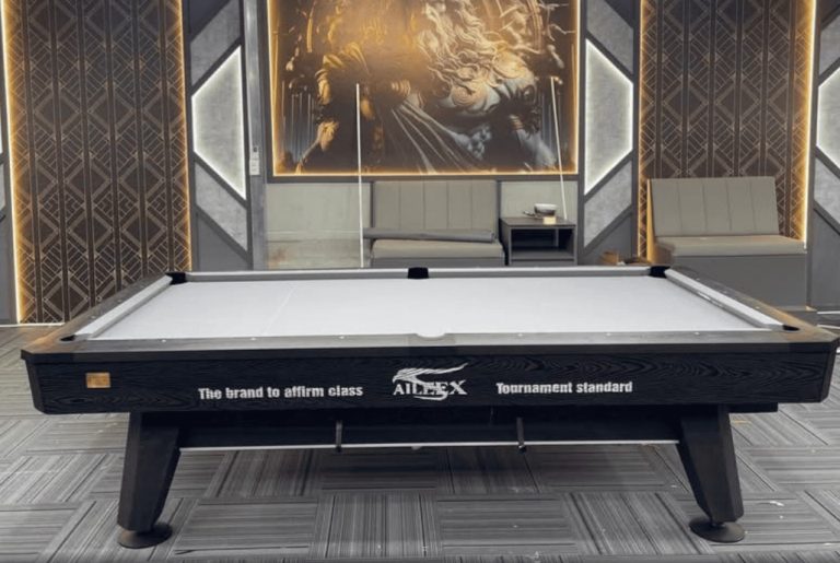 Mặt trước bàn bida Aileex Crown S24 Luxury với khung màu đen và chân bàn tối màu