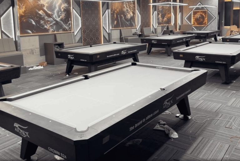 Góc nghiêng bàn Aileex Crown S24 Luxury màu đen thể hiện mặt bàn, thành bàn và chân