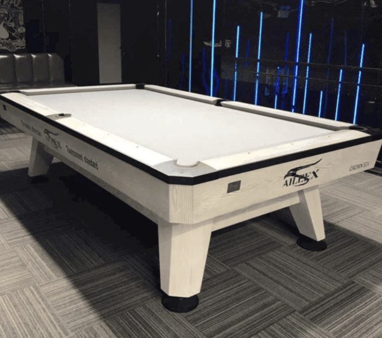 Bàn bida Aileex Crown S24 Luxury màu trắng với khung sáng màu trong phòng trưng bày