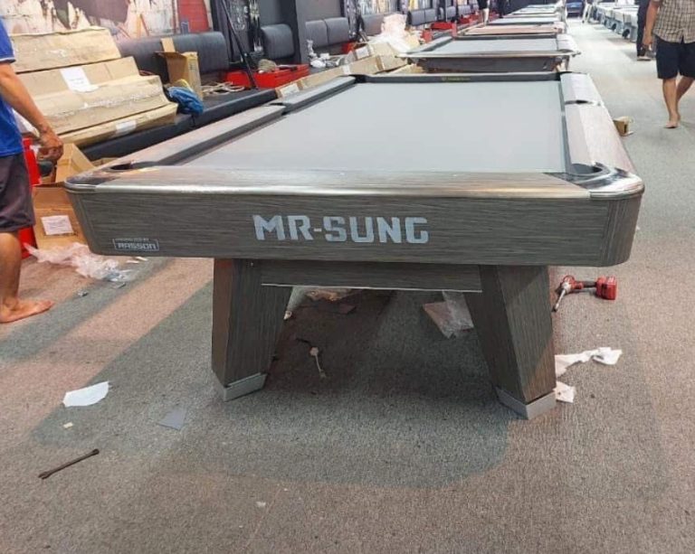 Bàn Pool Mr-Sung Accura chụp từ phía đầu bàn trong khu vực trưng bày