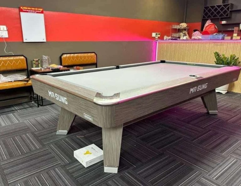 Bàn bida Pool Mr-Sung Accura trong không gian phòng chơi với mặt nỉ màu nổi bật